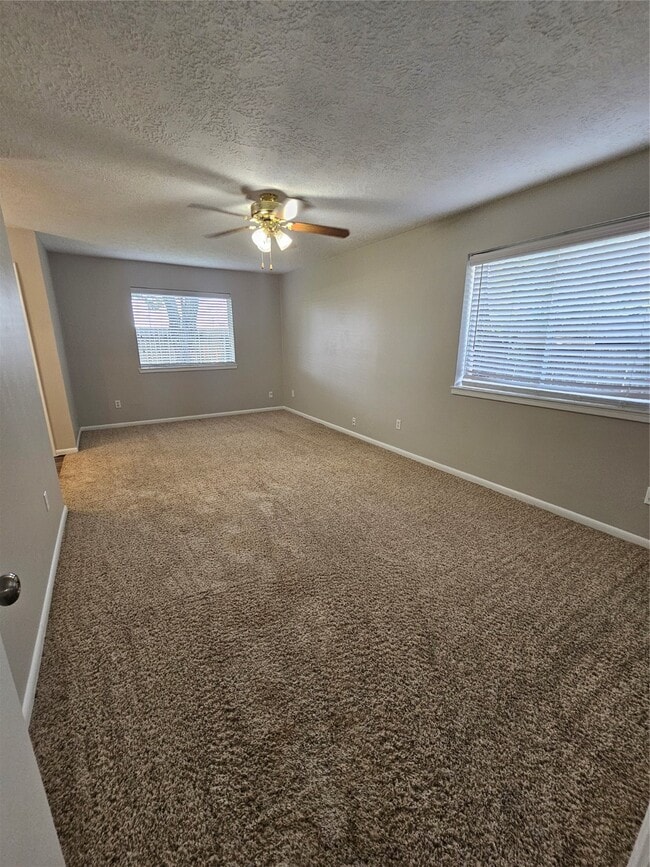 Building Photo - 2312 Meadow Green Dr
