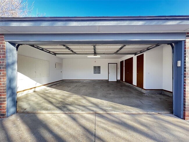 Building Photo - 113 S Mustang Rd