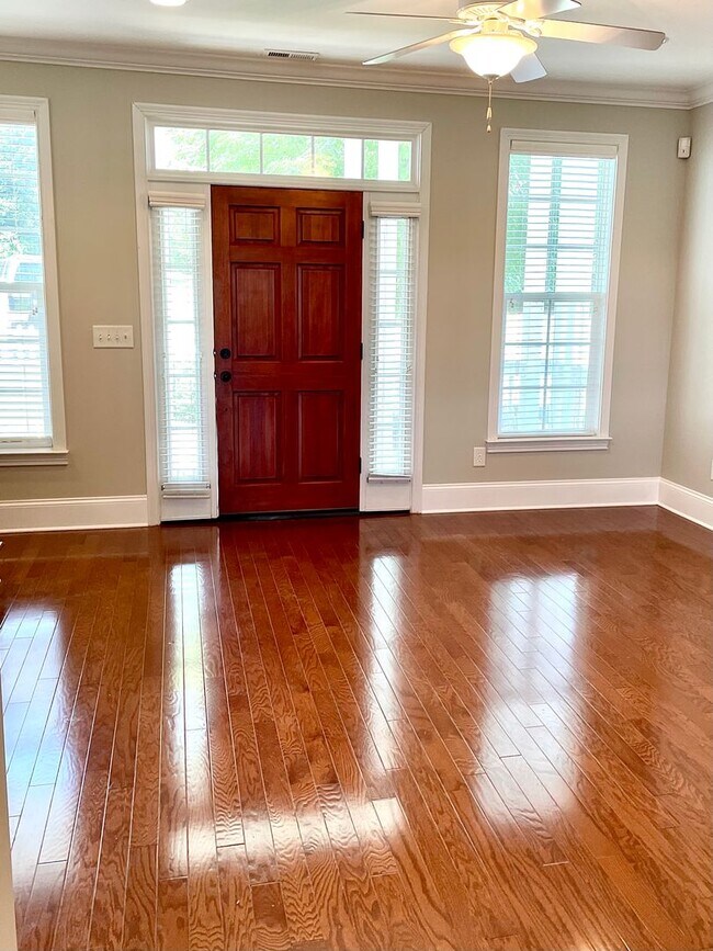 Building Photo - Lakeside Living in Loudon