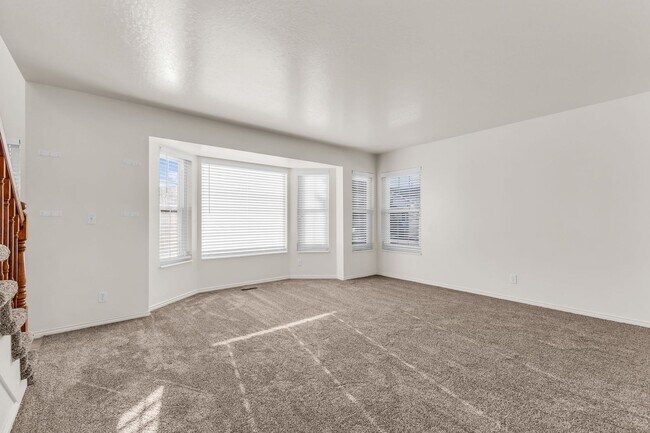 Building Photo - 5BR Sandy Home w/ NEW Flooring, Huge Basement & Large Backyard