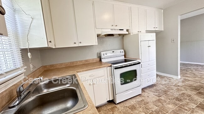 Building Photo - 1104 Hickory Ln