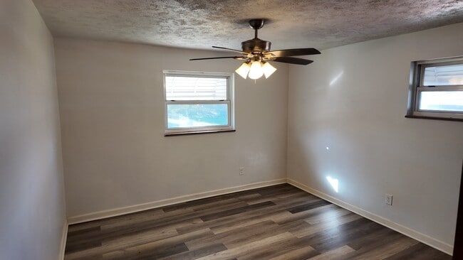 Building Photo - 2660 Sandhurst Dr