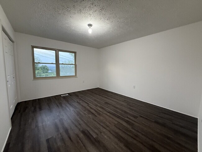 Building Photo - Freshly updated two-story townhome in Strawberry Plains with two bedrooms & two full baths