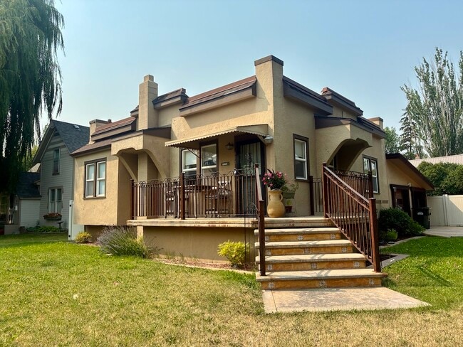 Building Photo - 605 3rd St W