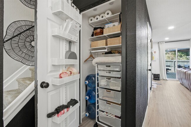 Building Photo - 1004 E Red Cedar Cir