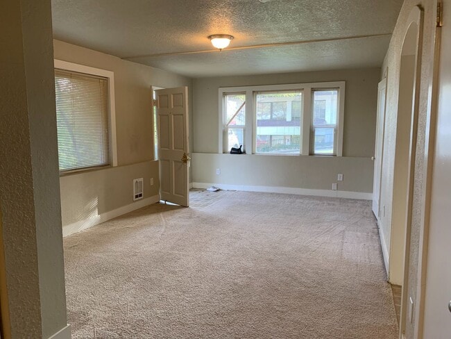 Building Photo - 100 Renton Triplex