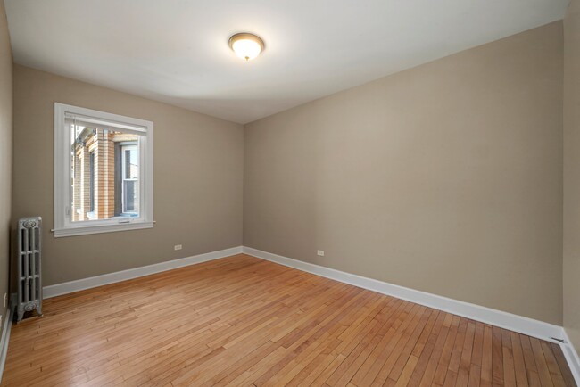 Building Photo - Convenient, Sunny 2 Bedroom Apartment in S...