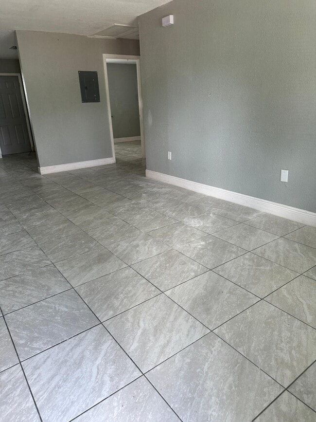 Building Photo - Martin Street Triplex