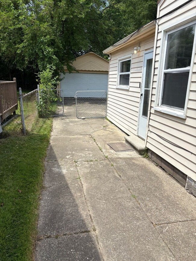 Building Photo - Cozy 2 Bedroom, 1 bath in Warren