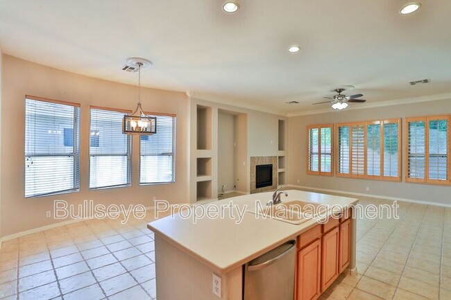 Building Photo - 1550 N Robin Ln