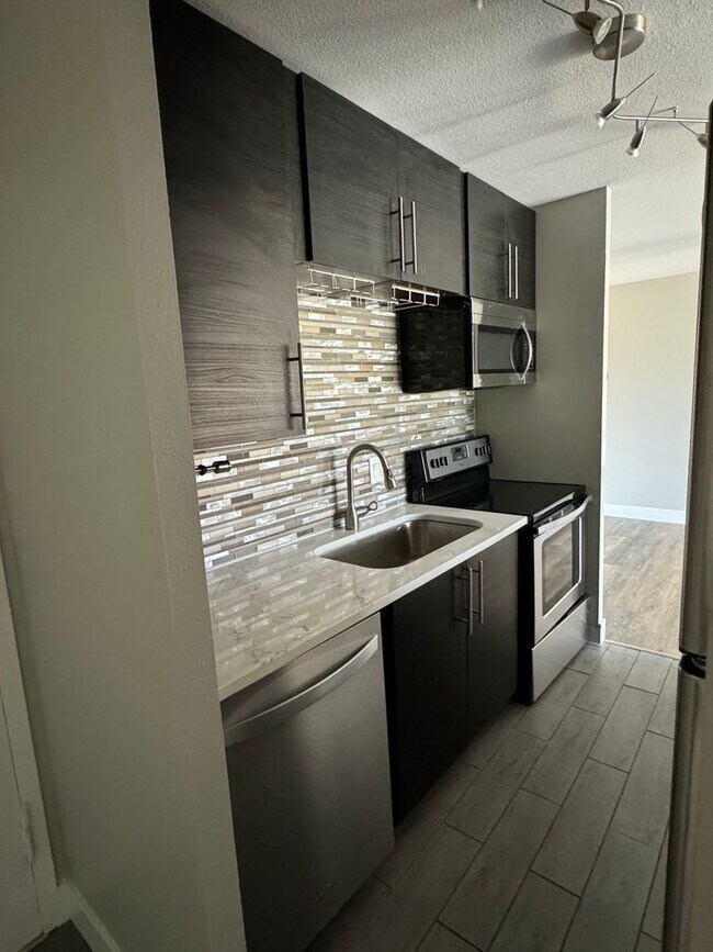 Building Photo - High Rise Condo off 9th and Colorado Blvd