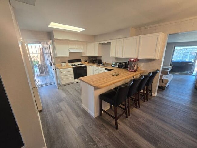 Building Photo - Rooms for Rent – Furnished, Lockable, & Private Backyard! 6 Spots Open.