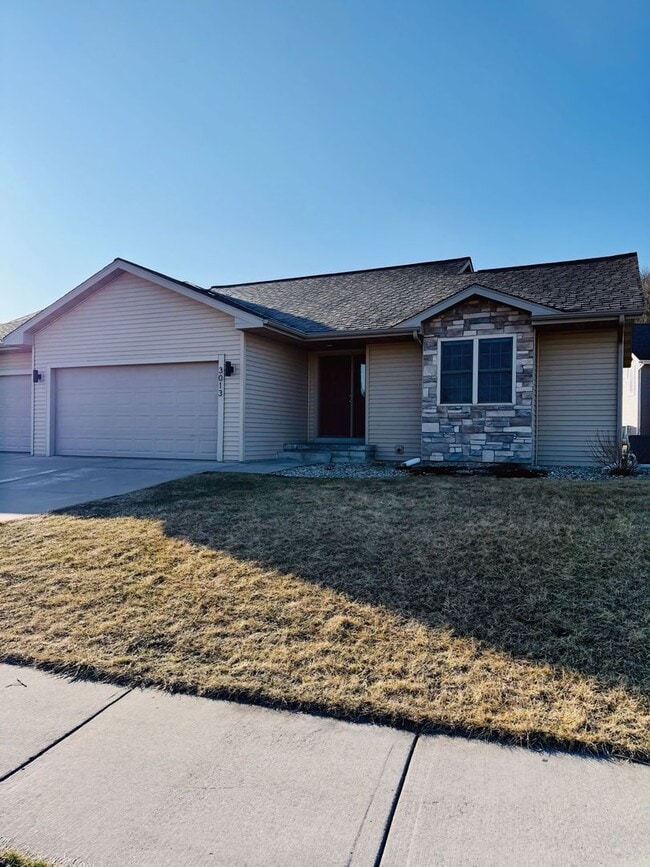 Building Photo - Remodeled 3BR 3BA Duplex in Black Earth –  $2800 month