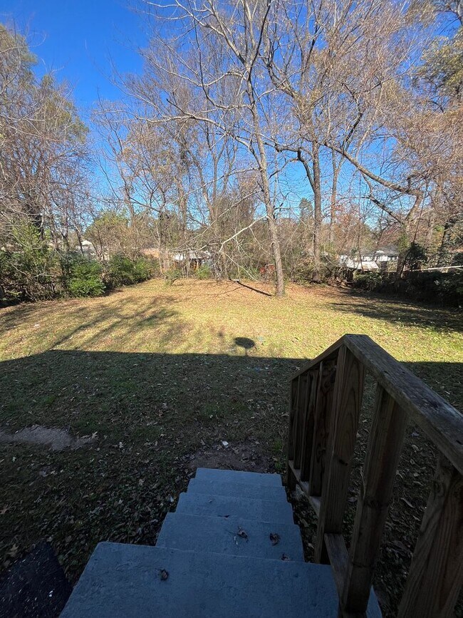 Building Photo - Beautiful House in quite neighborhood