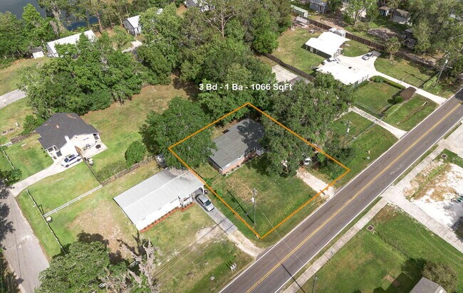 Building Photo - "Cozy 3-Bedroom Gem with a Gated Private B...