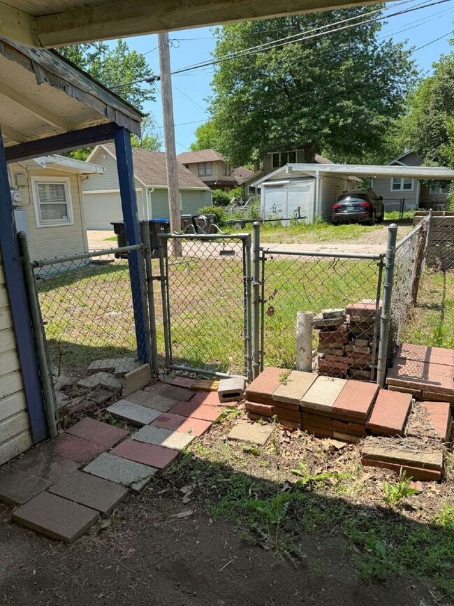 Building Photo - Charming 3 Bedroom Home with Hardwood Floo...