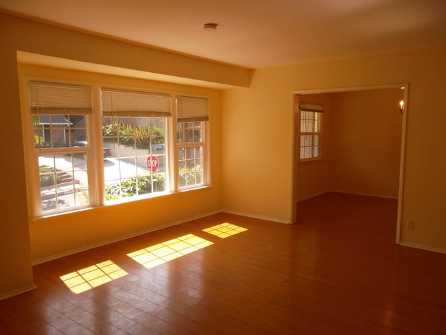 Building Photo - 3751 Stone Canyon Ave