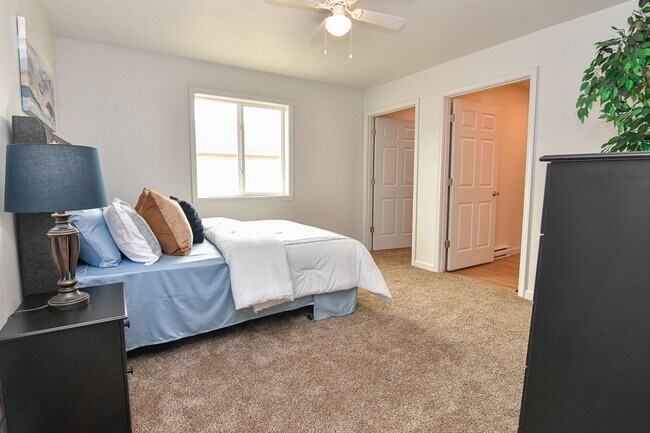 Building Photo - 3 Bedroom, Single-story Townhomes for rent...