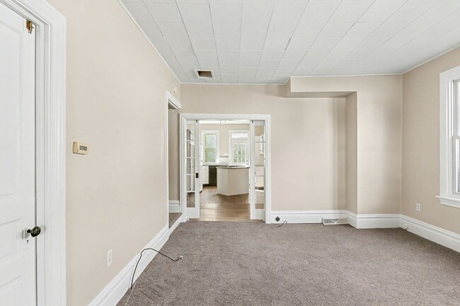 Building Photo - Three bedroom, 1.5 bath duplex