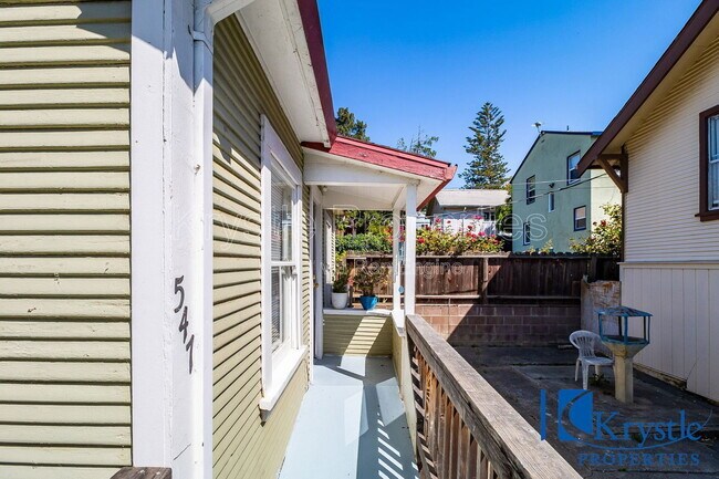 Building Photo - 547 Porter St