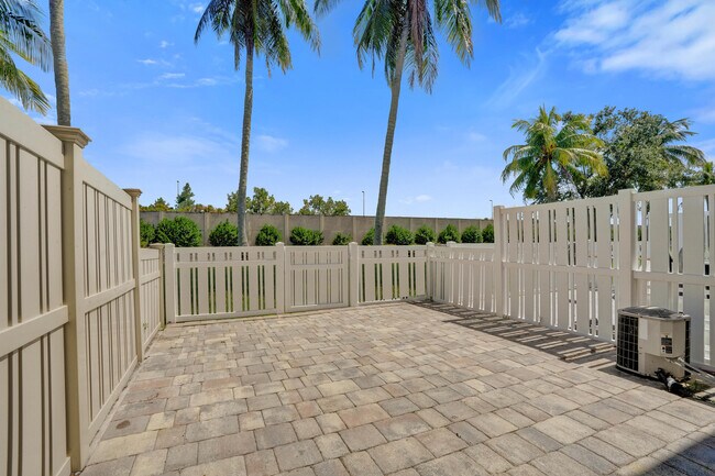 Building Photo - 9913 NW 57th Manor