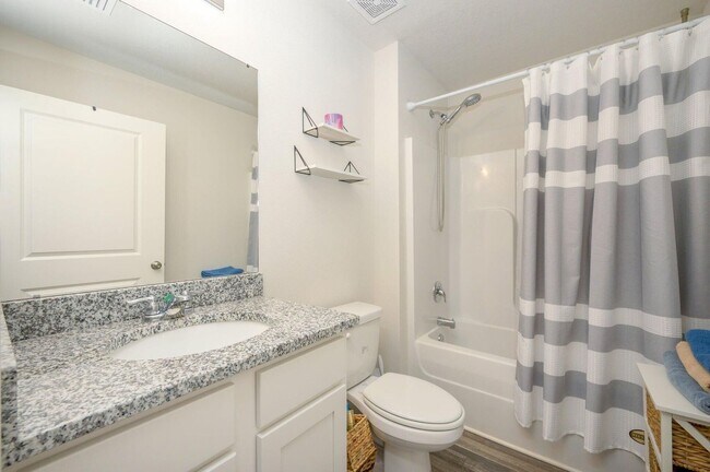 Building Photo - Charming 4-Bed Home in Quiet DeFuniak Springs Neighborhood!