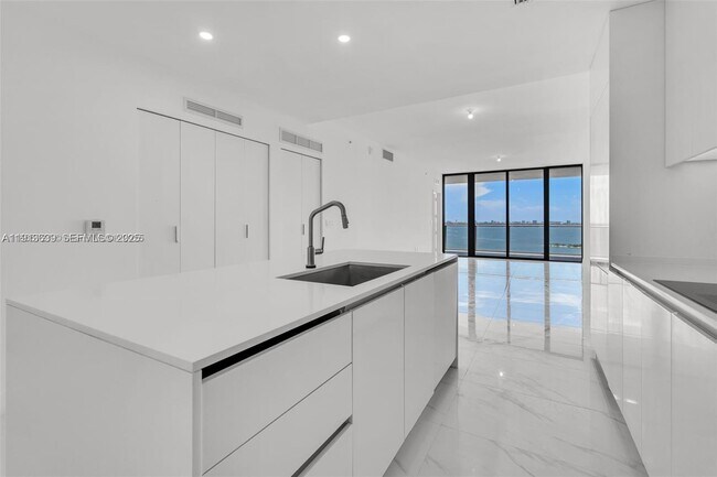 Building Photo - 700 NE 24th St