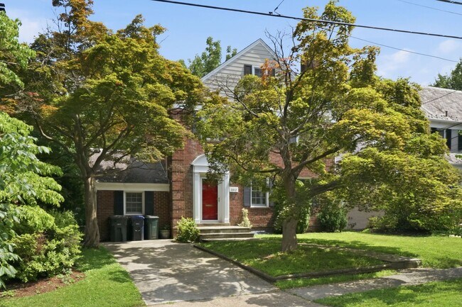 Building Photo - Chevy Chase Home | 4 Bed | 3.5 Bath | 2,500 Sf | Driveway Parking | Large Fenced-In Backyard w/ Deck