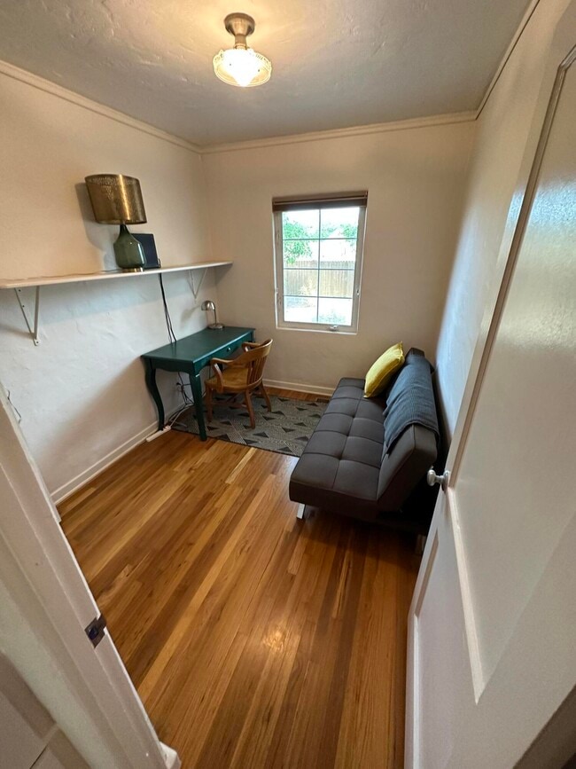 Building Photo - 732 Loma Vista Dr NE