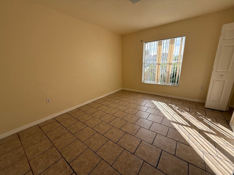 Building Photo - 731 Squirrel Ct