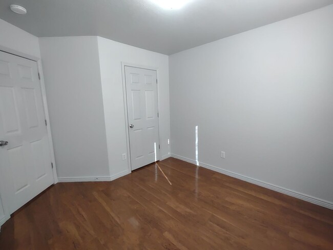 Building Photo - Hot Property! 3 Bedrooms under $1600!!!