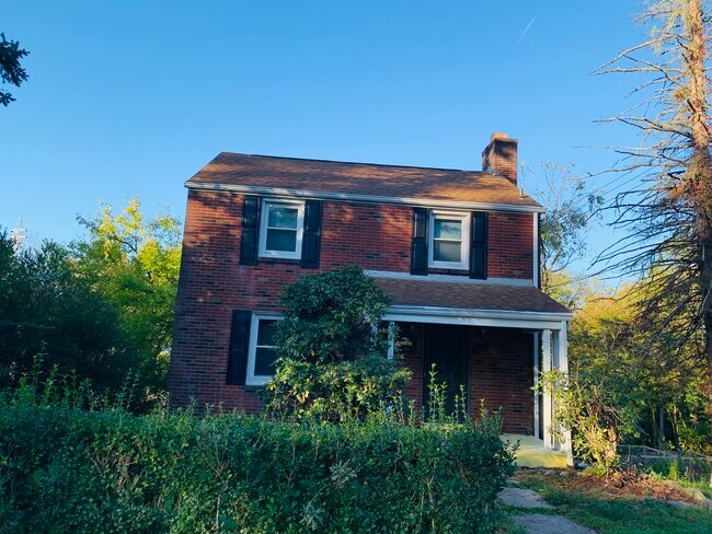 Building Photo - 1015 Willow Dr