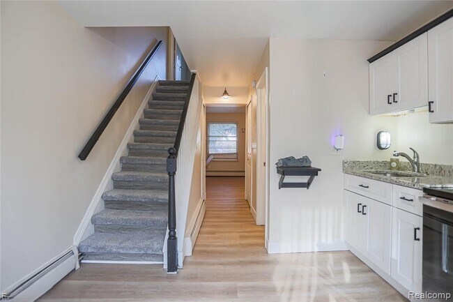 Building Photo - 119 Floral Ave