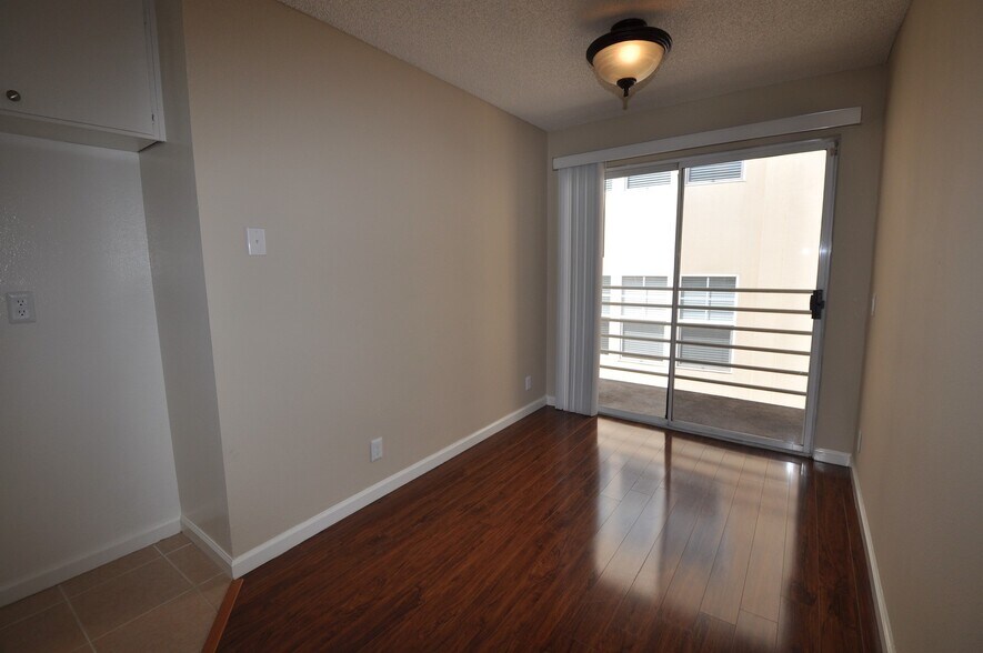 Building Photo - 11315 Moorpark St