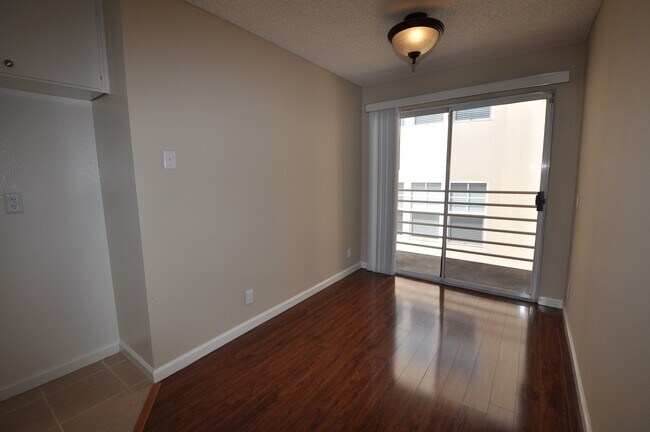 Building Photo - 11315 Moorpark St