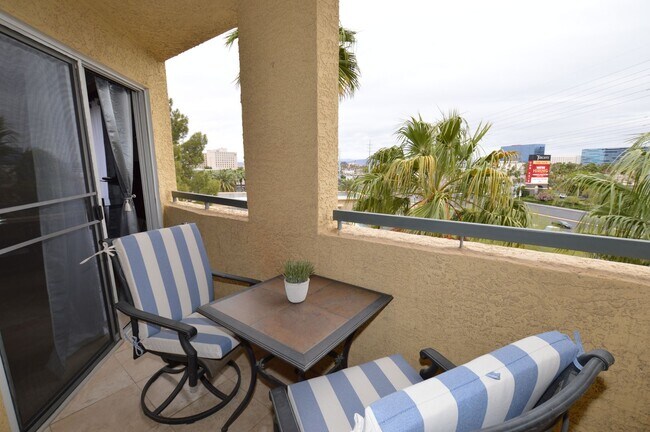 Building Photo - Meridian 1 Bed | 1 Bath Top-Floor Unit with Great City Views.Newly Upgraded with Laminate Floorin...