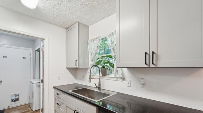 Building Photo - New to the market! 3/2 Home in Richmond Hi...