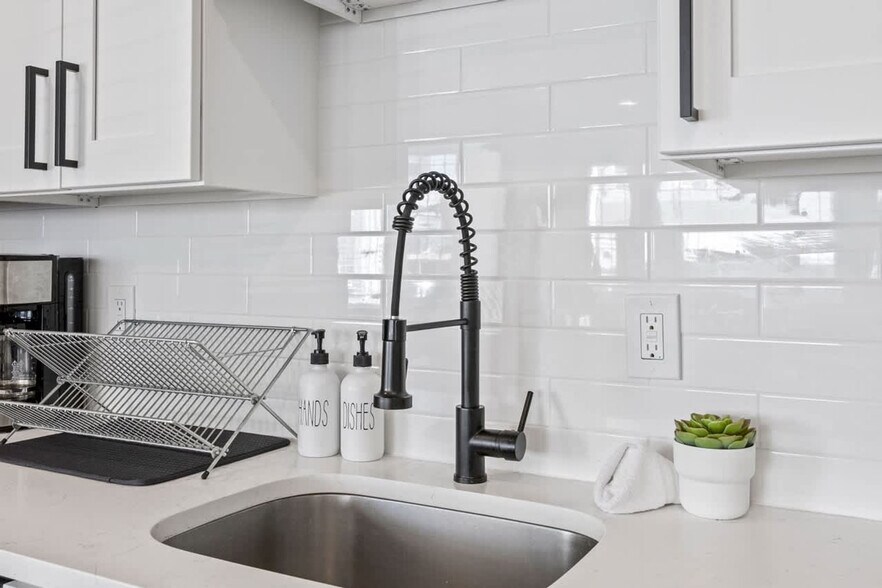 Building Photo - 142 E Youngs Ave