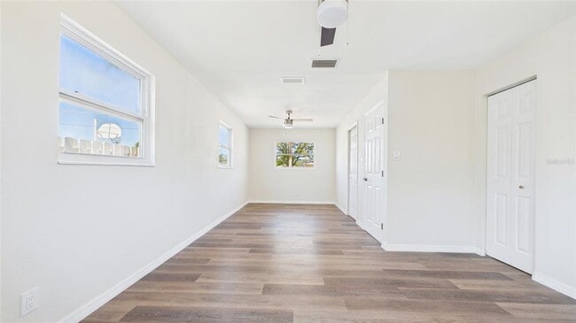 Building Photo - 4418 W Fairview Heights