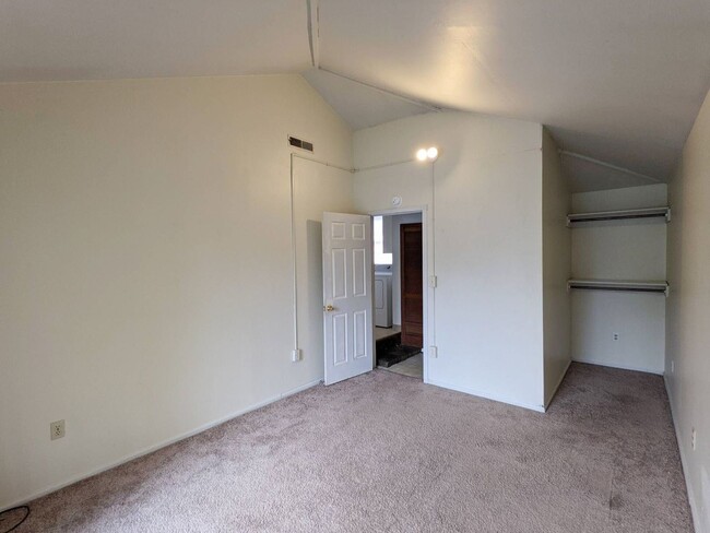 Building Photo - 5+ bedroom South Campus house w/ large fen...