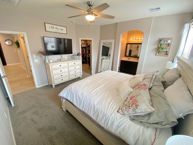 Building Photo - East El Paso 3 bed Refrig A/C w/office!