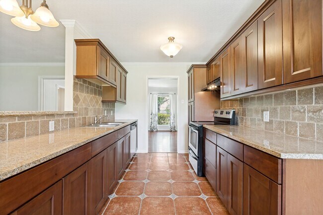 Building Photo - BEAUTIFUL 4-BEDROOM IN SUNSHINE ESTATES