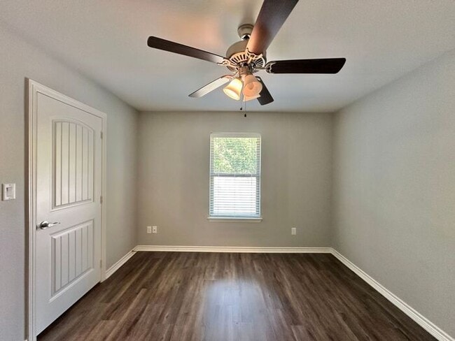 Building Photo - Available Now! 3 Bed 2 Bath in Flint!