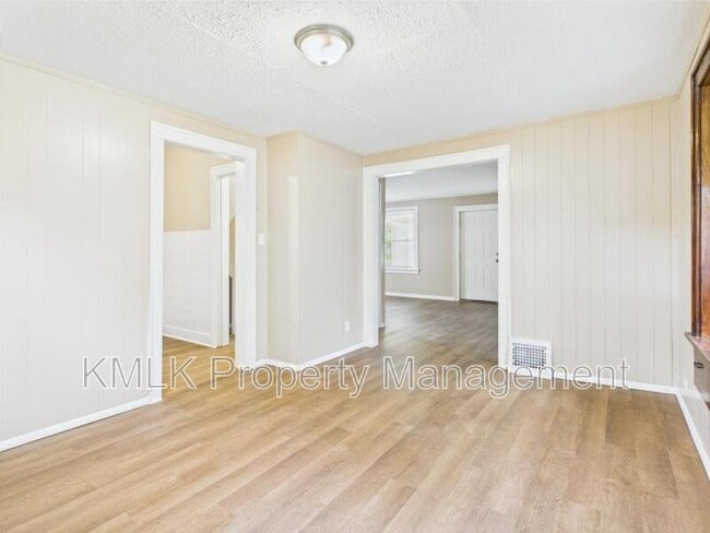 Building Photo - 84 E Mapledale Ave