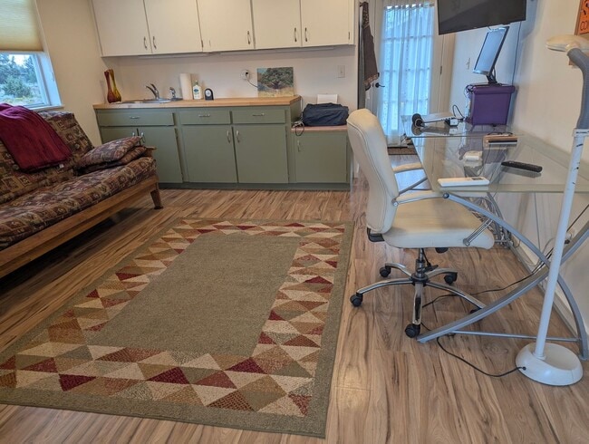 Building Photo - Furnished home between Tumalo & Sisters