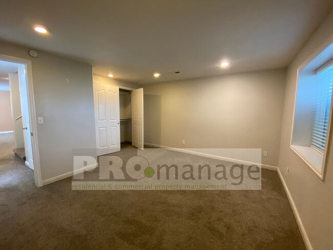 Building Photo - 5 bedroom / 3 bathroom Single Family Home