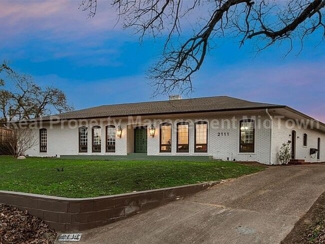 Primary Photo - Stunning 4-Bedroom Retreat with Designer T...