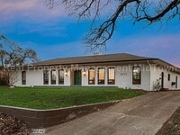 Building Photo - Stunning 4-Bedroom Retreat with Designer T...