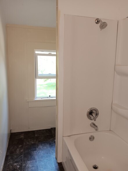 Bathroom - 2313 Kane Rd