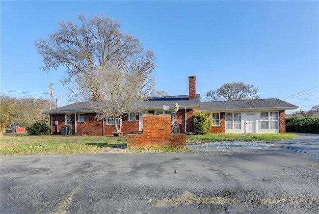 Building Photo - 8 Highland Ln